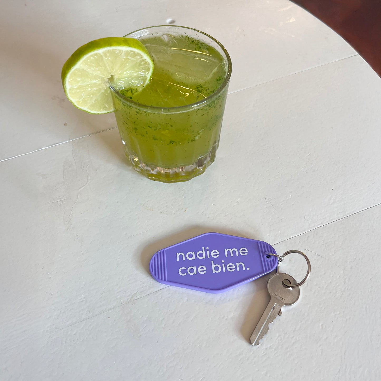 LLAVERO NADIE ME CAE BIEN MORADO