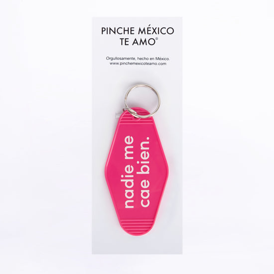 LLAVERO NADIE ME CAE BIEN FUSHIA