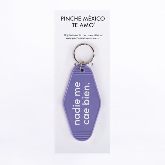 LLAVERO NADIE ME CAE BIEN MORADO