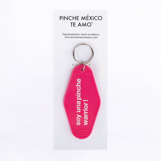 LLAVERO SOY UNA PINCHE WARRIOR FUSHIA